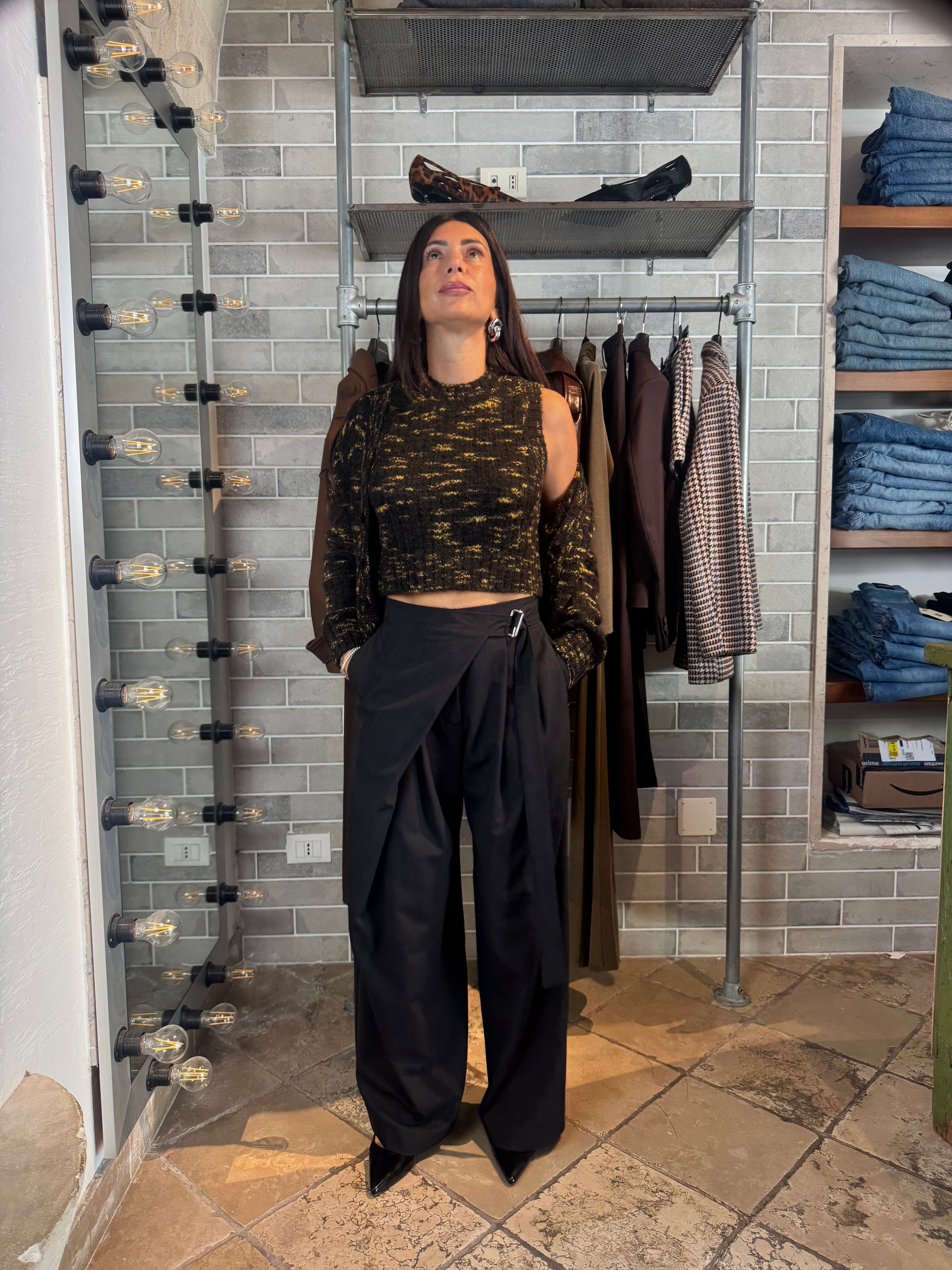 PANTALONE CON BAVERO