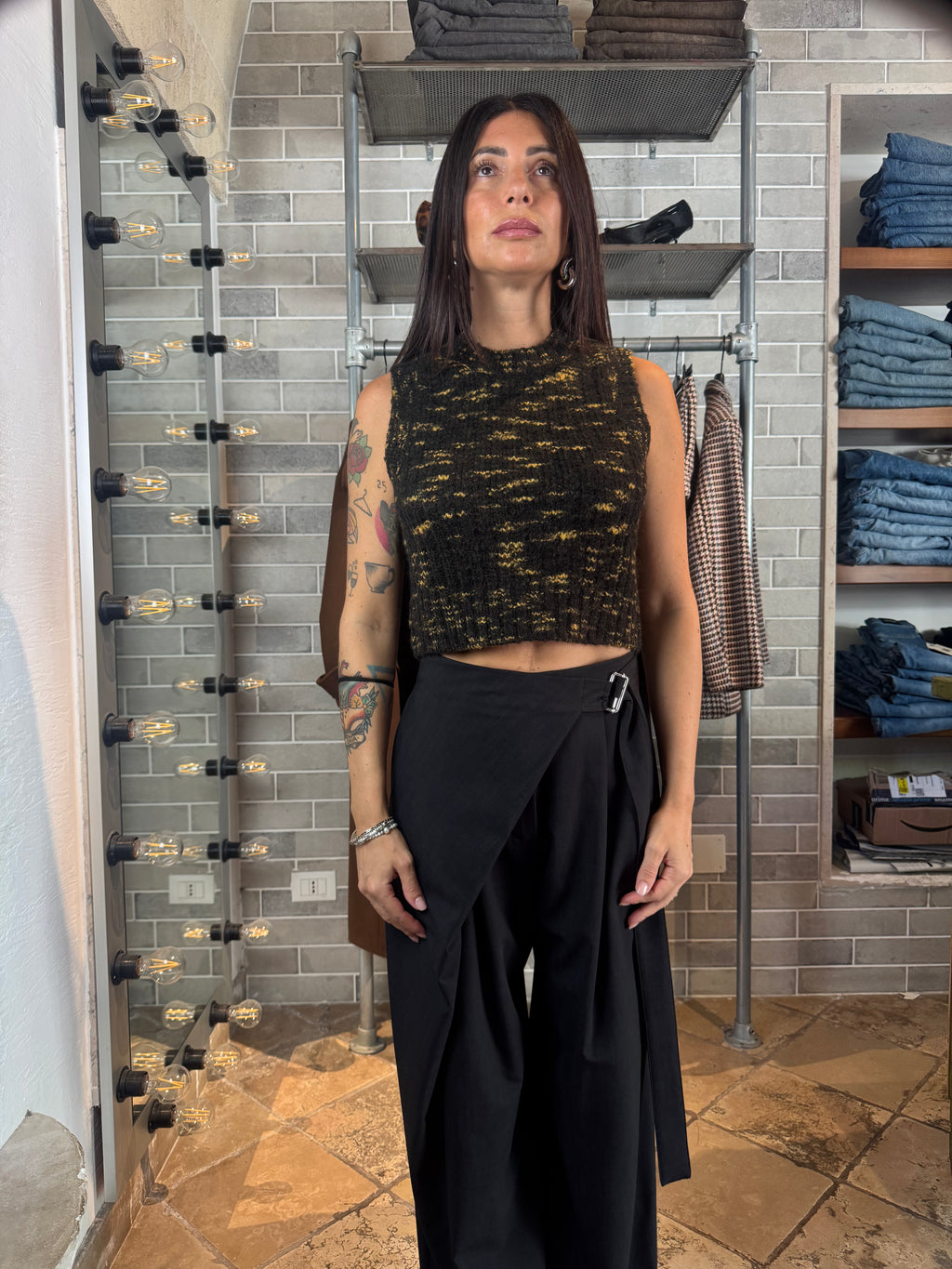 PANTALONE CON BAVERO