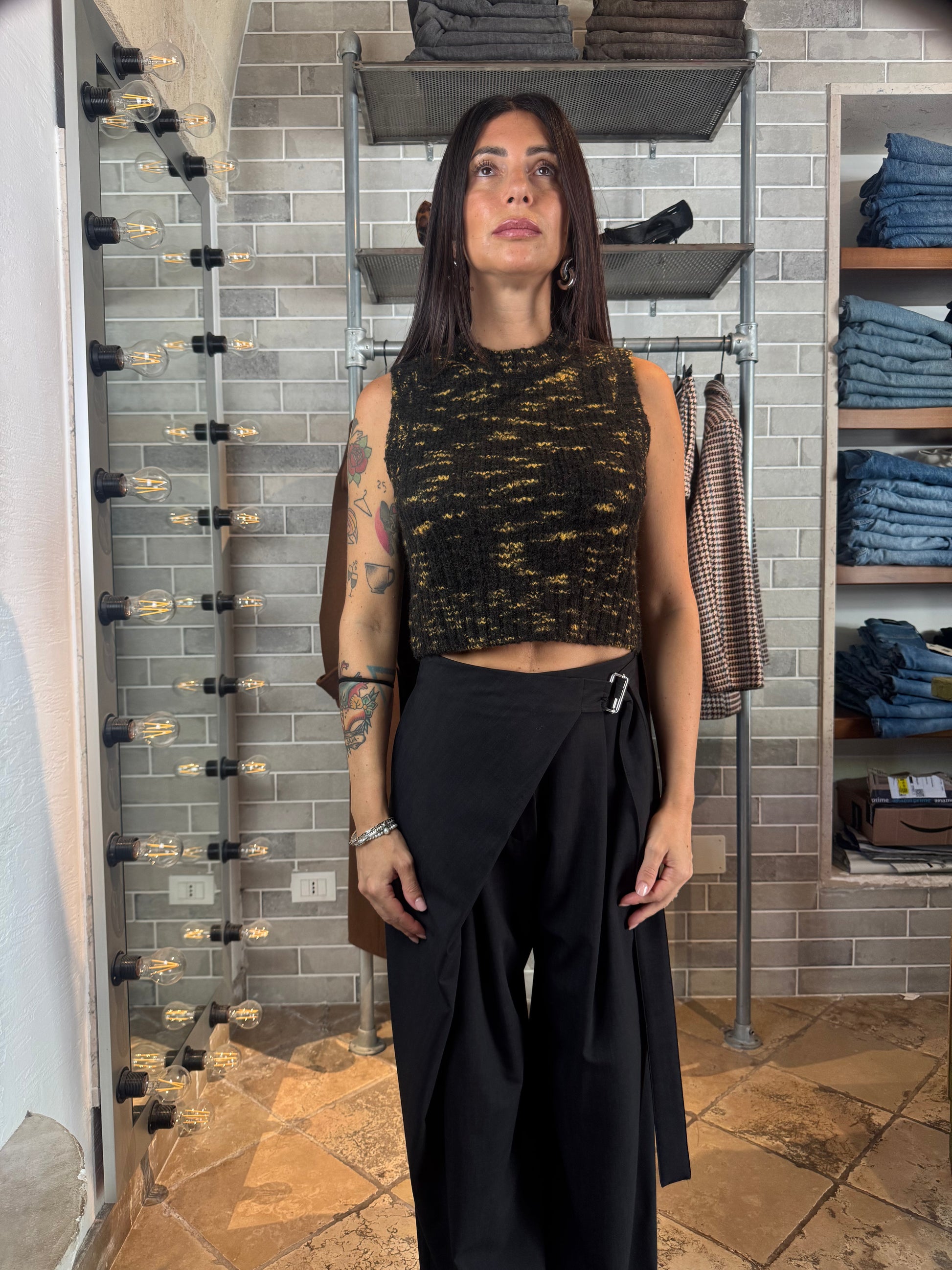 PANTALONE CON BAVERO